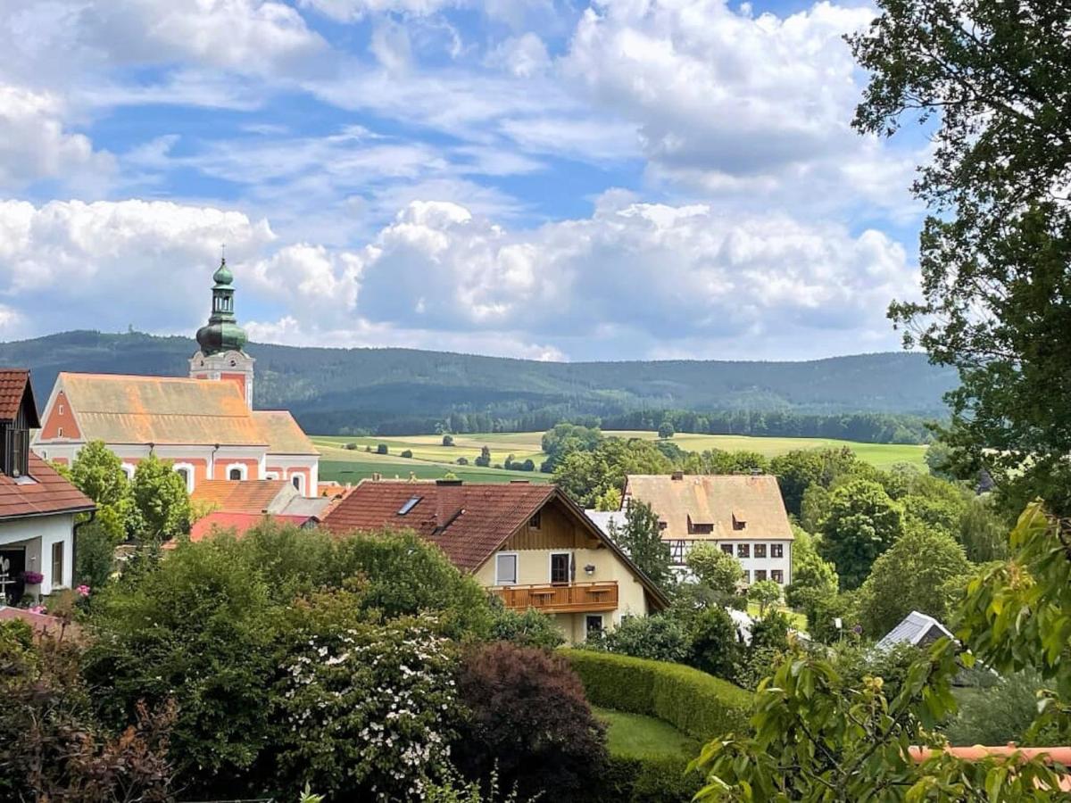 Ferienwohnungen Am Kirchberg Neualbenreuth Eksteriør bilde